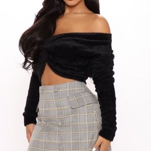 Super fluffy black sweater with twist